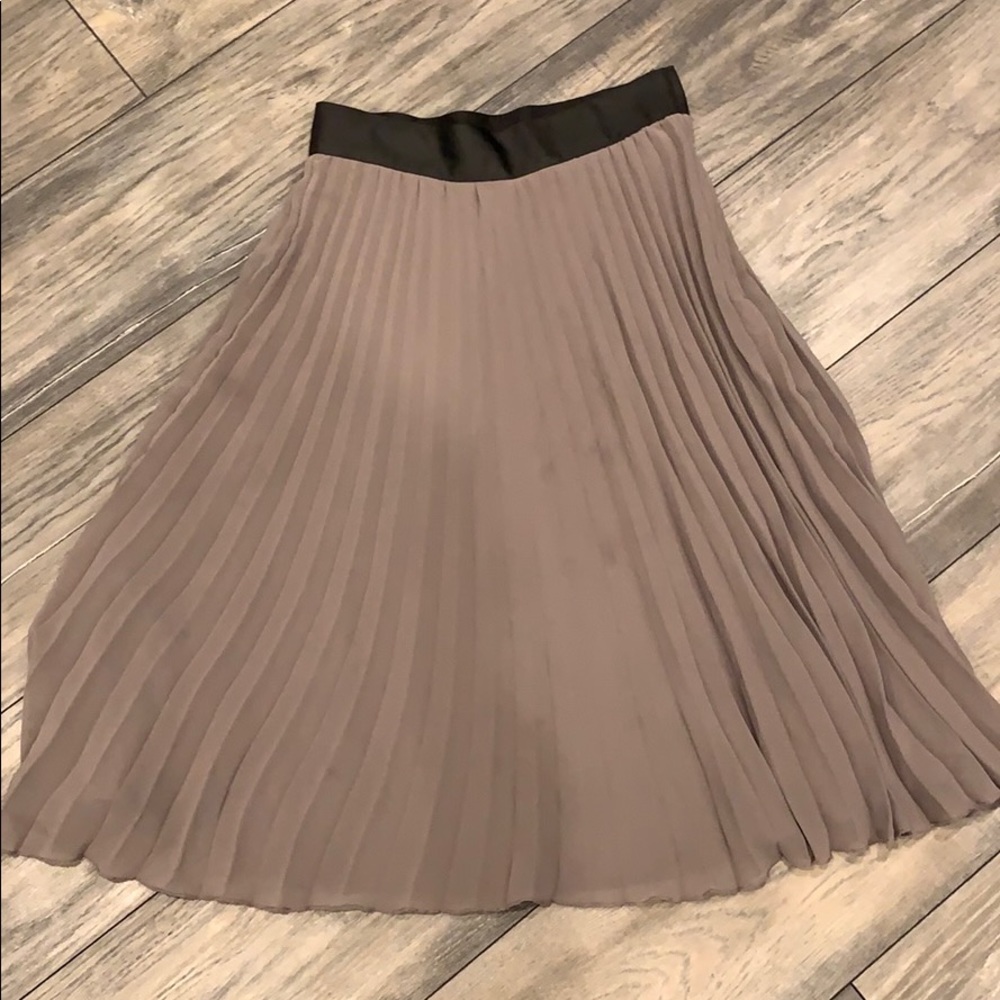 H&M grey chiffon accordion skirt